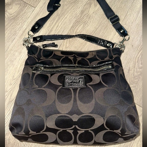 Coach Poppy Black and Canvas 2 ways to carry- classic monogram CC - very goood - Picture 1 of 12